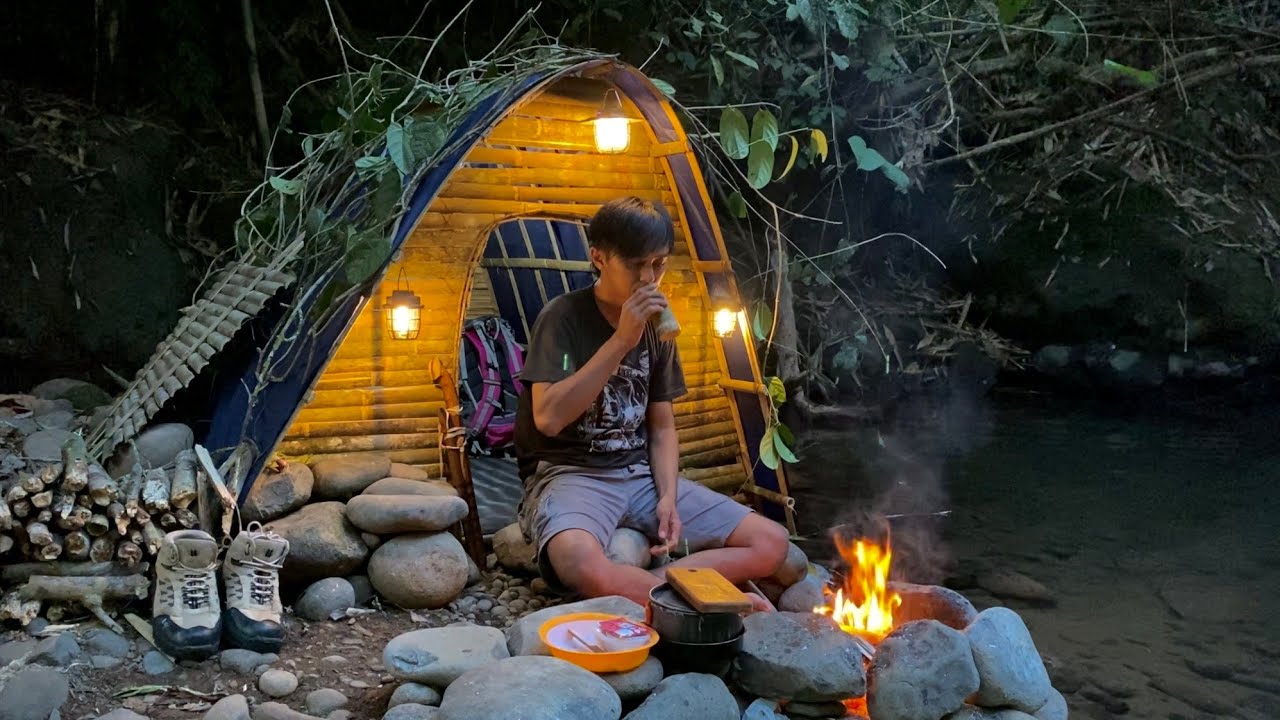 Berkemah dan menangkap ikan di sungai mata air pegunungan yang jernih||solo camping-bushcraft