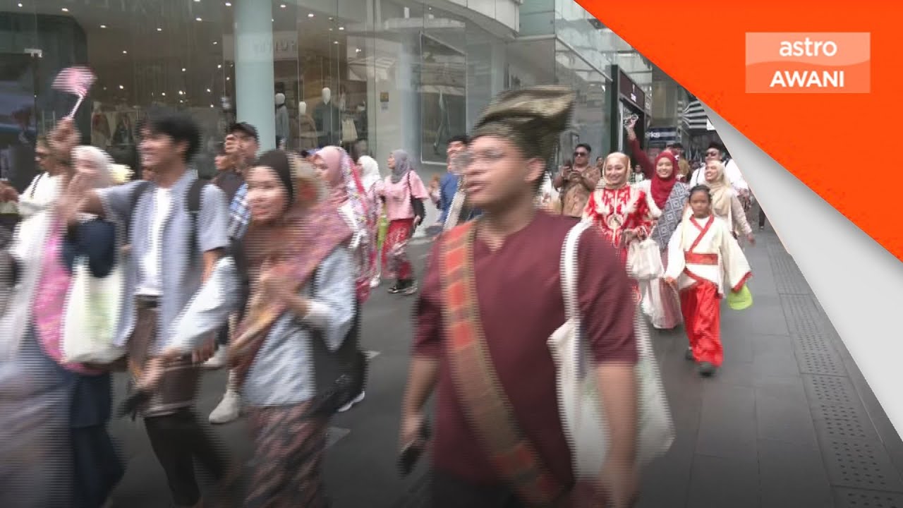 Pakaian tradisional serikan Keretapi Sarong 2025
