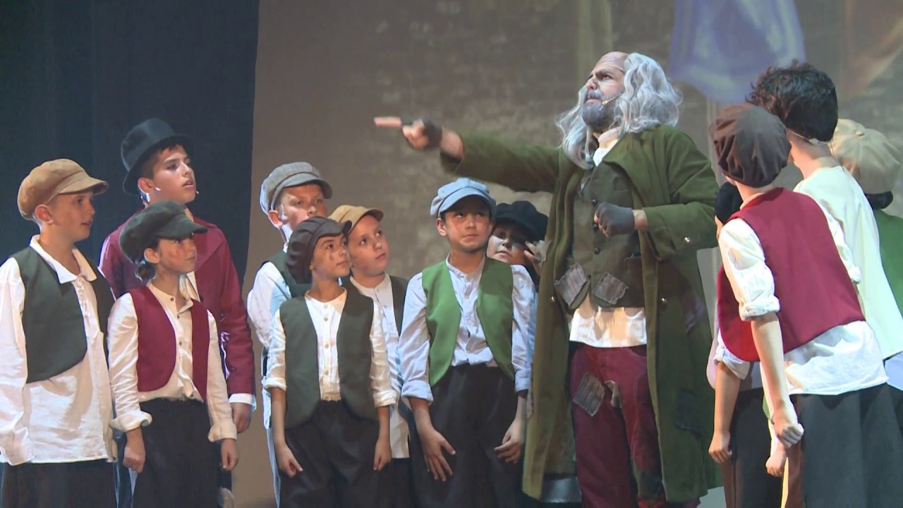 Fagin insegna ad Oliver il mestiere | Oliver! Italian version