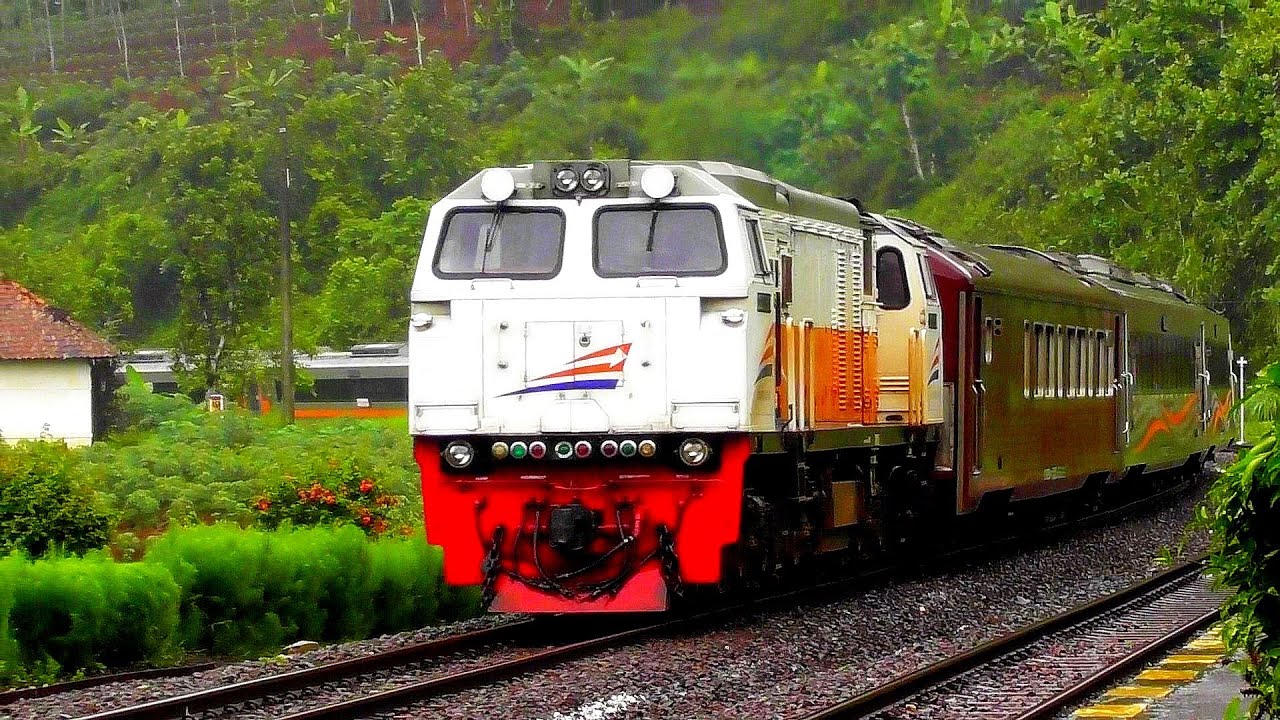 RAINSHOOT Kereta Api PENGUASA BANDUNG di Stasiun Sasaksaat Saat Tahun Baru 2020