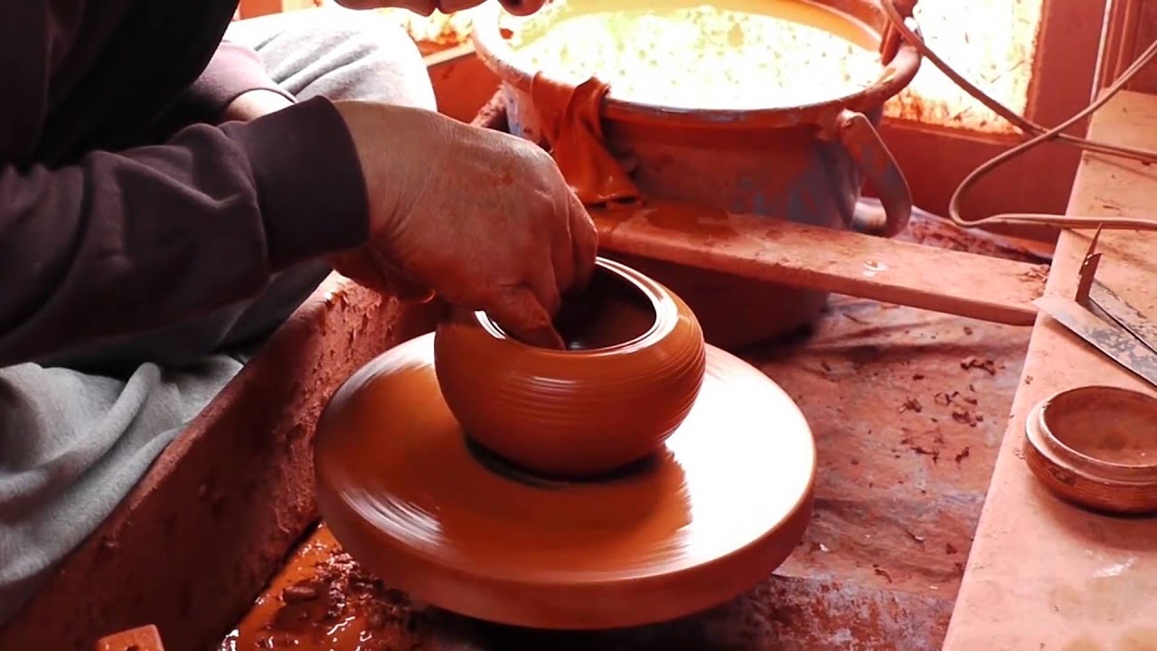 Shapping a tea pot by Shôryû, Tokoname-yaki potter