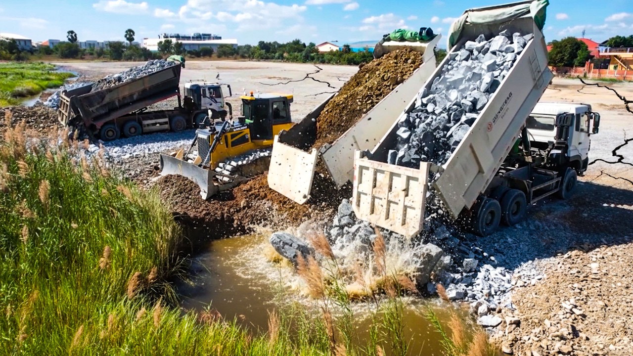 Dozer Shantui Using Stones Pushing Over, Truck DONGFENG 25.5Ton