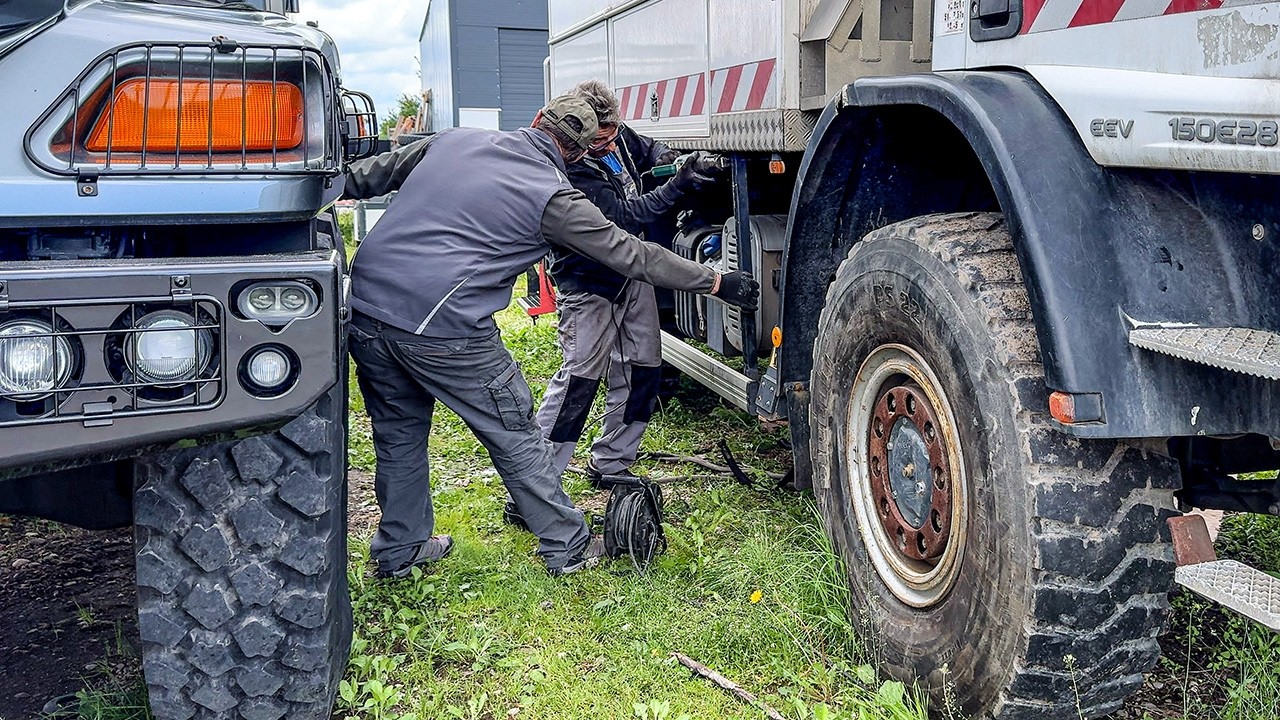 Începem munca la camionul de expediție: deșurubăm, scoatem sistemele hidraulice și dăm jos nacela!