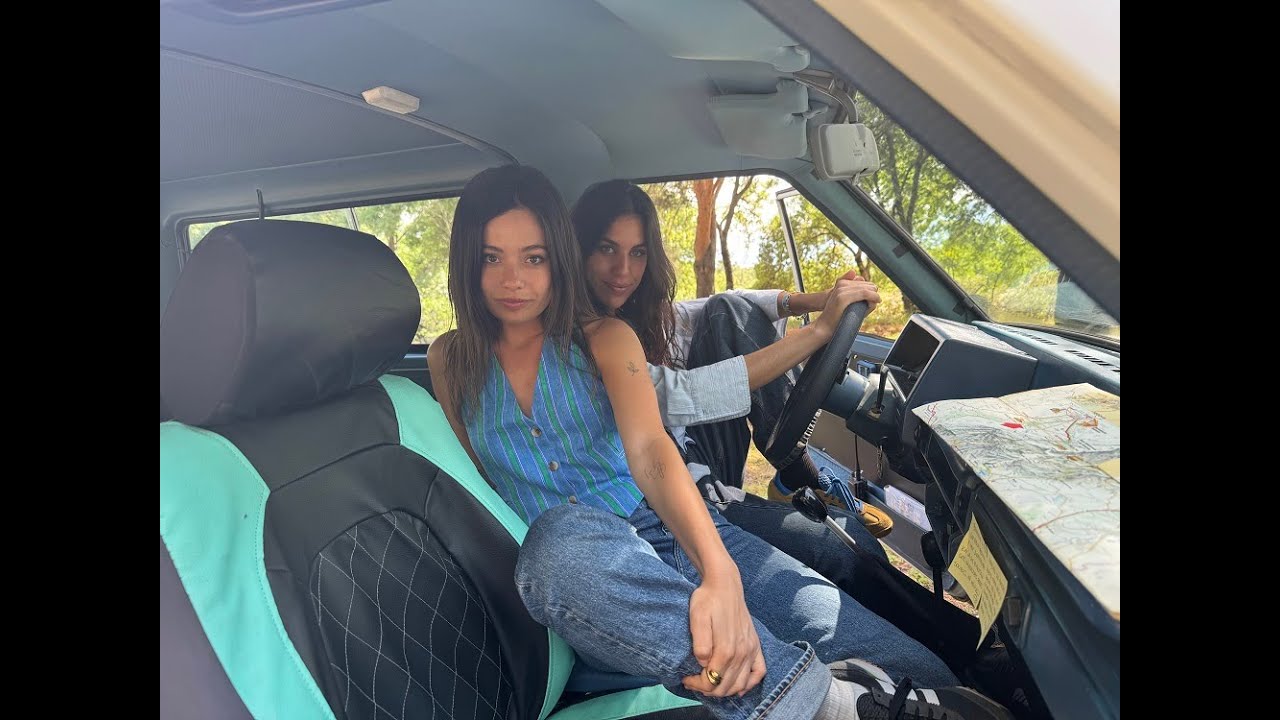El 'roadtrip' de ida y vuelta a los años 80 de Anna Castillo y Gemma Galán
