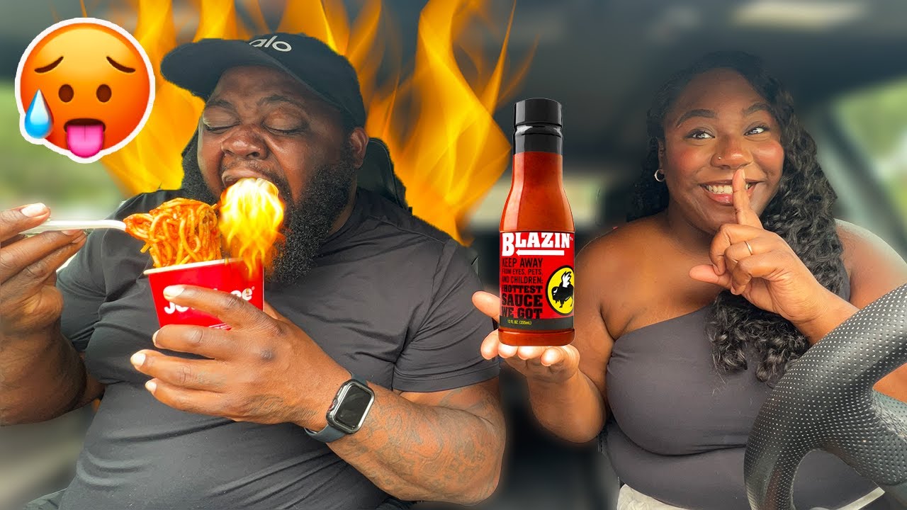 Добавляю соус BWW BLAZIN KNOCKOUT на спагетти JOLLIBEE JOLLY моего мужа *Уморительный розыгрыш*