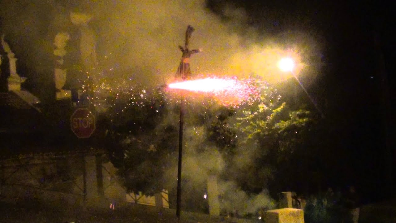 Queima de bonecos e fogo de artificio