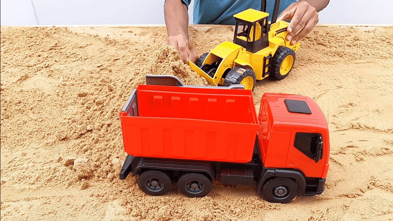 Brincando com caminh&atilde;o ca&ccedil;amba e tratores na areia construindo na areia