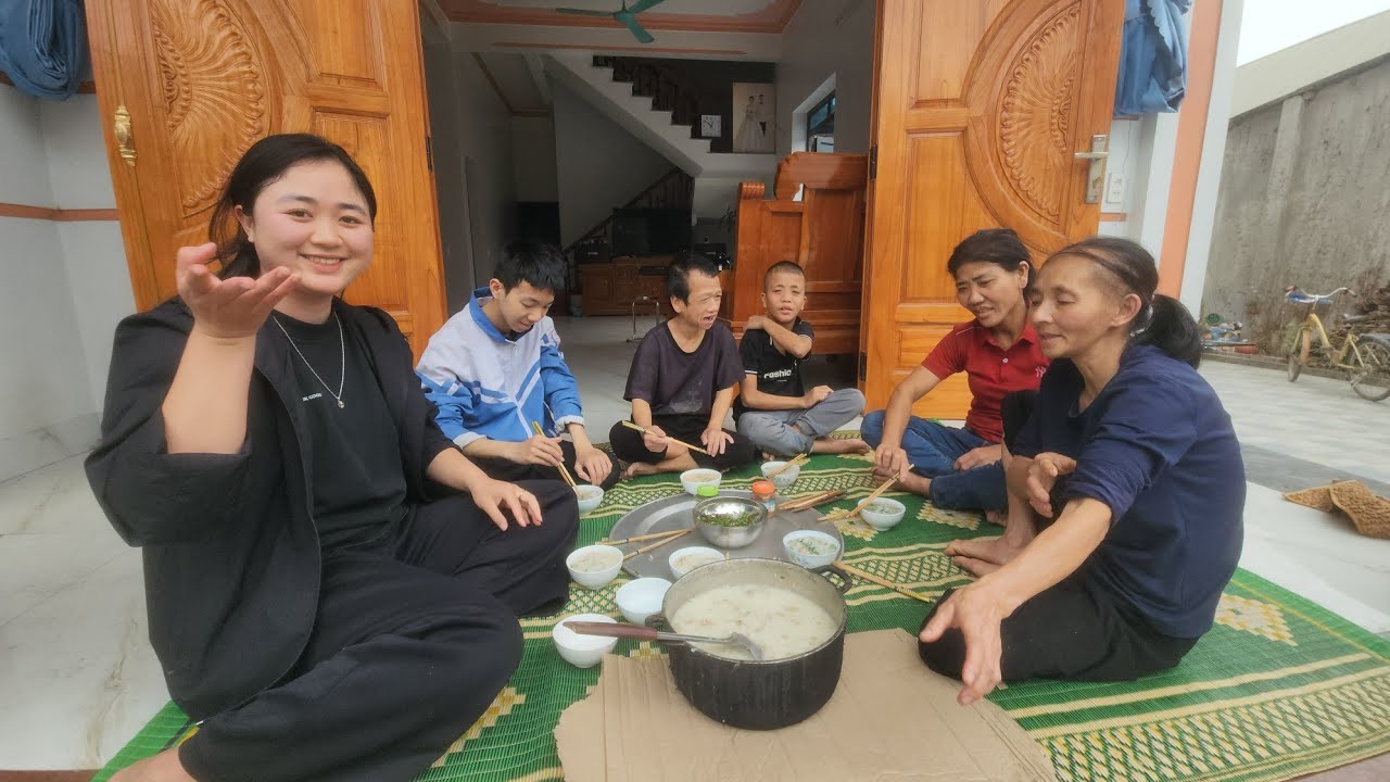 Vợ cháu nấu bữa cơm món ngon mời đông đủ dàn diễn viên nhà Hoàng Hiền. Hoàng Hiền