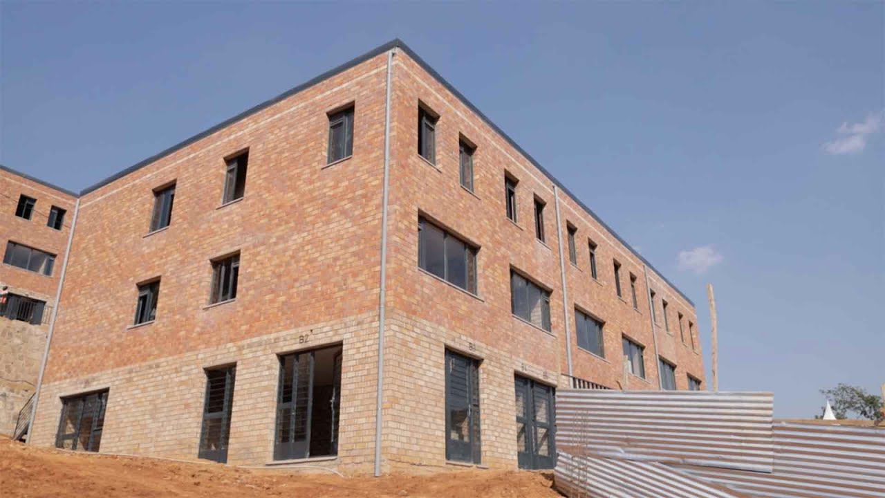 Abaturage bari baturiye ruhurura ya Mpazi bimuriwe mu magorofa