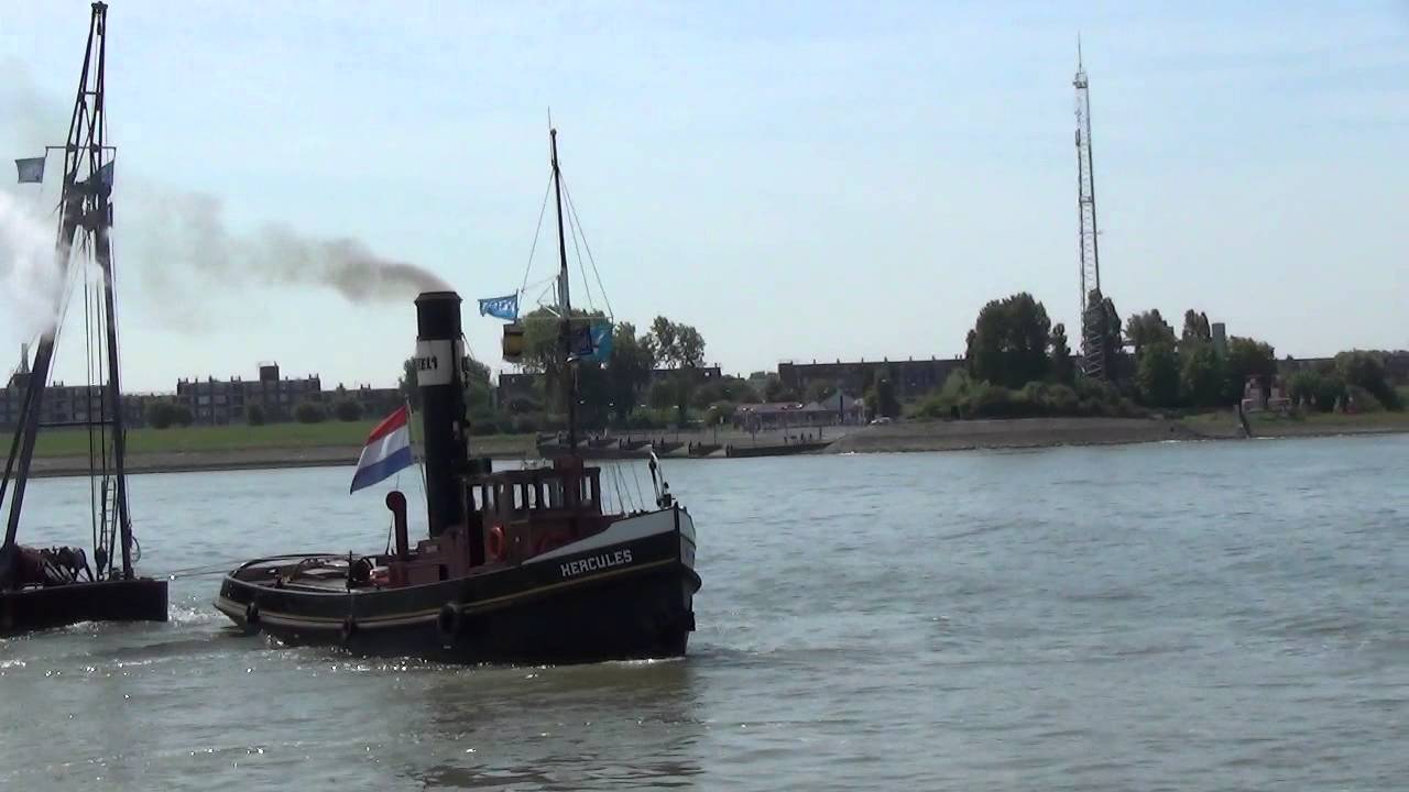 Stoomsleepboot Hercules en stoom Heibok no. 4 komen aan in Maassluis tijdens 400 jaar Maassluis