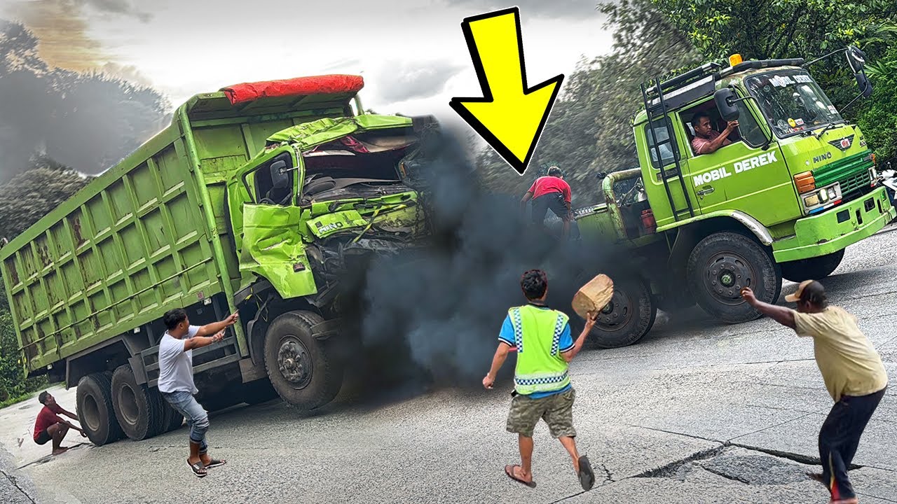 DETIK-DETIK NAFAS TERAKHIR !!! Kabin Truk Hancur Semua Kalang-Kabut Melihat Ini di Sitinjau Lauik