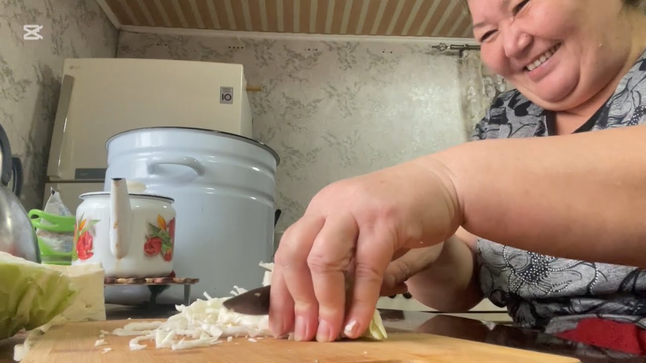 Шинкую капусту. Как мы познакомились с подругой. Приготовила солянку 👌