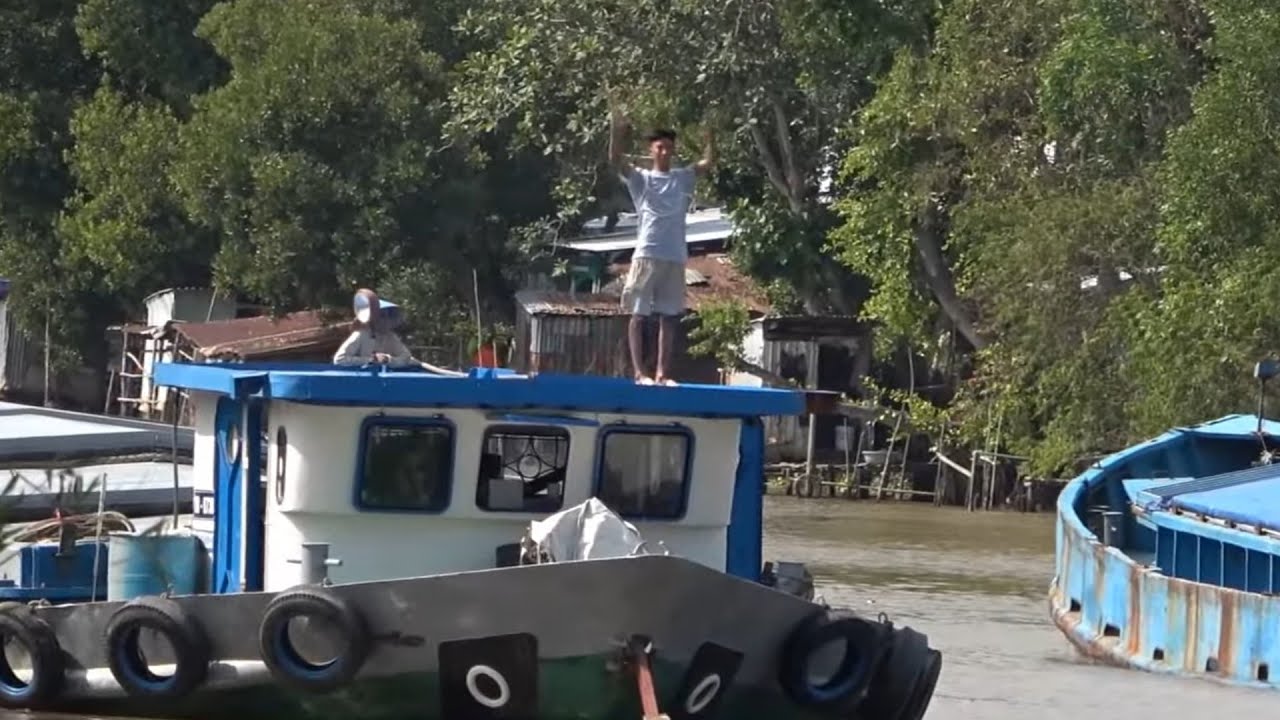 Sà lan đi những chuyến cuối năm qua ngã ba tám ngàn