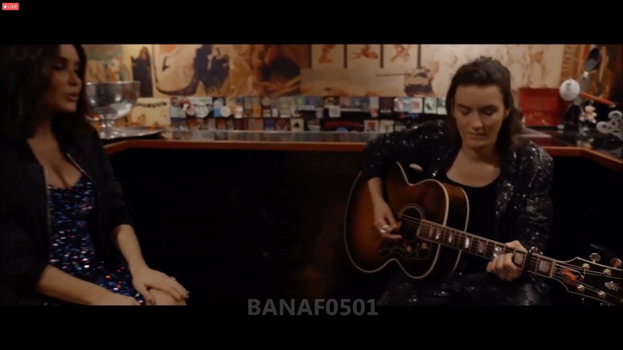 Moment acoustique offert par Jenifer dans le bar de l'Olympia avec 