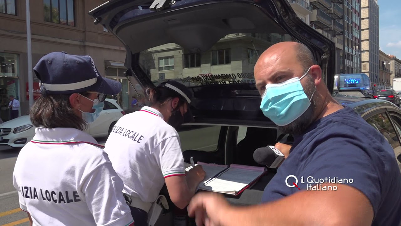 Bari, al cellulare in auto blocca il traffico: doppia multa per ripicca al giornalista