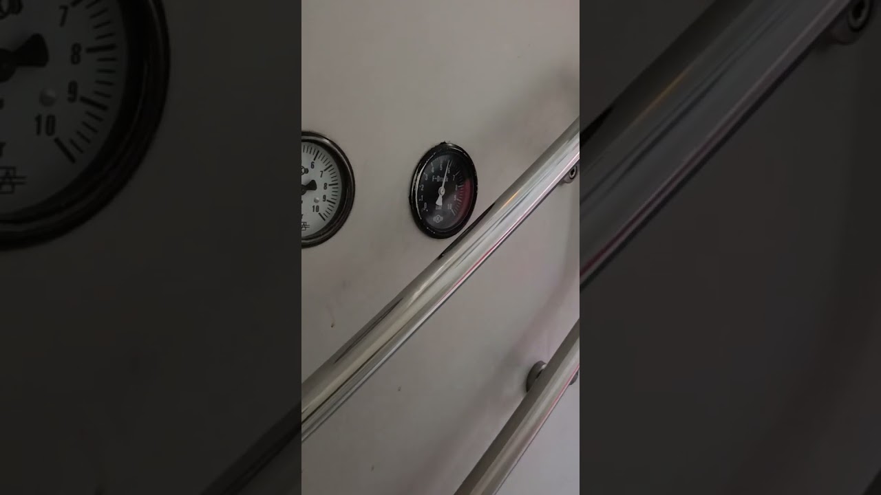 Манометры в вагоне поезда