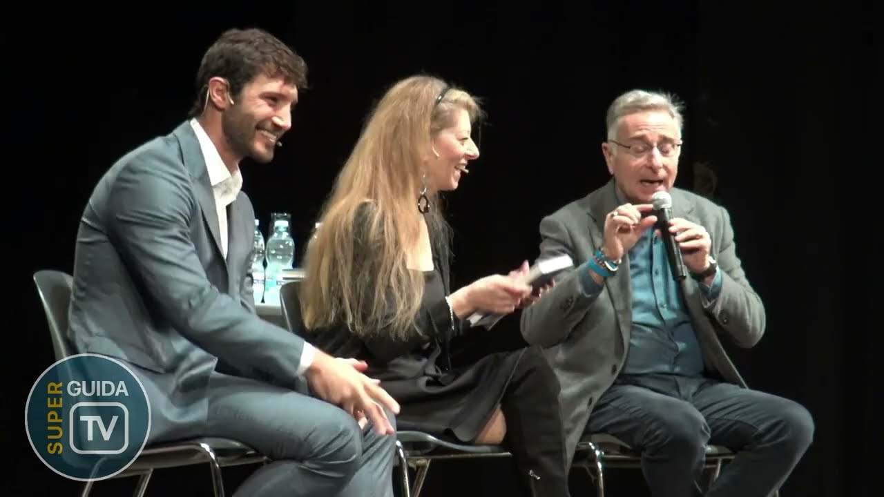 Paolo Bonolis presenta il suo nuovo libro 