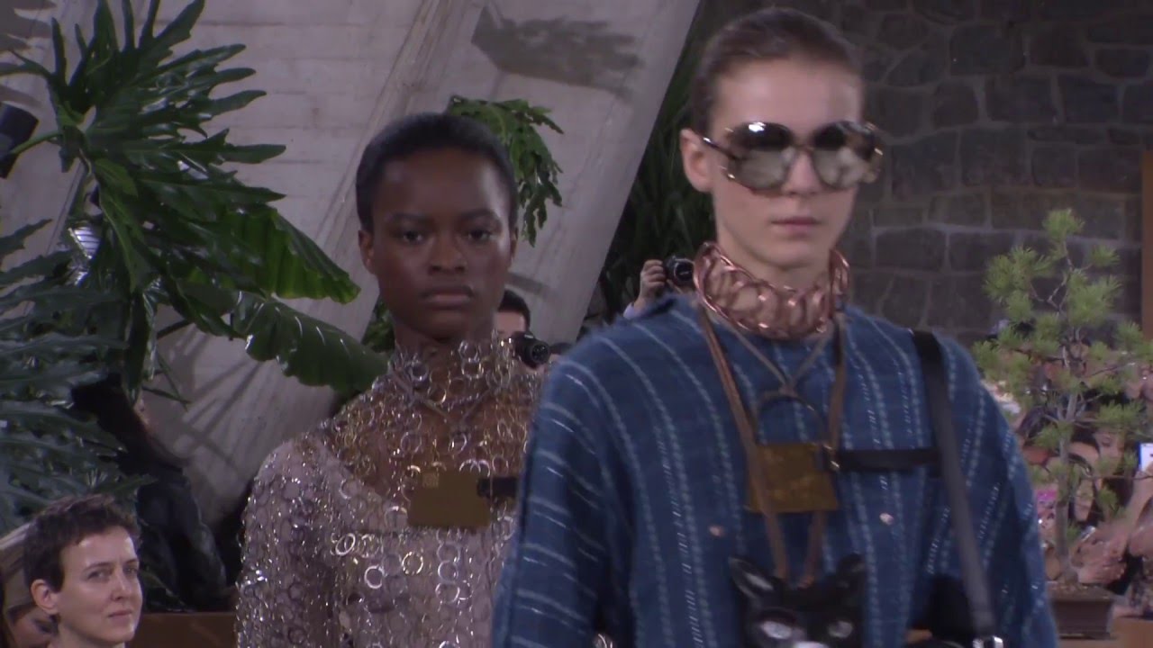 LOEWE Fall Winter 2016 women's runway collection