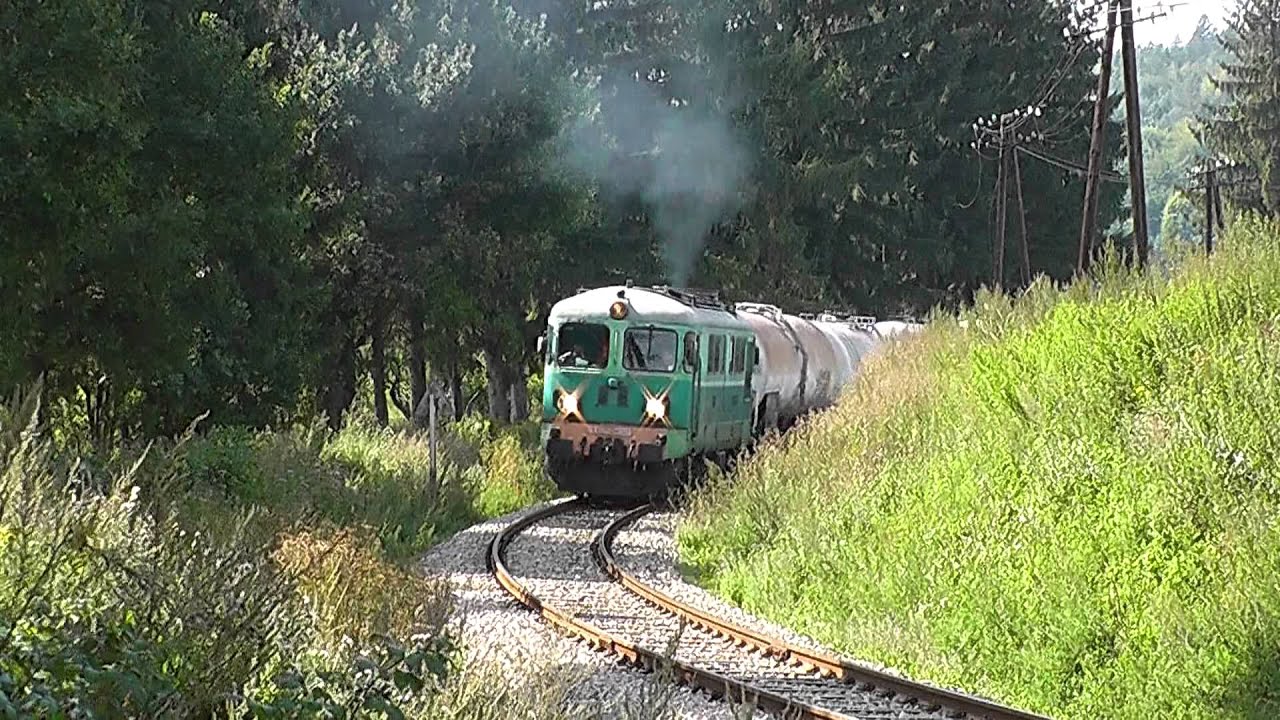 ST43-389 wspina się ze składem