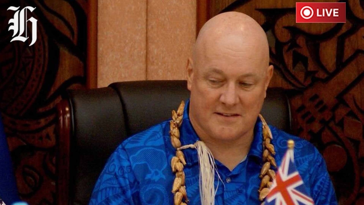 NZ Herald Live: Кристофер Люксон общается со СМИ