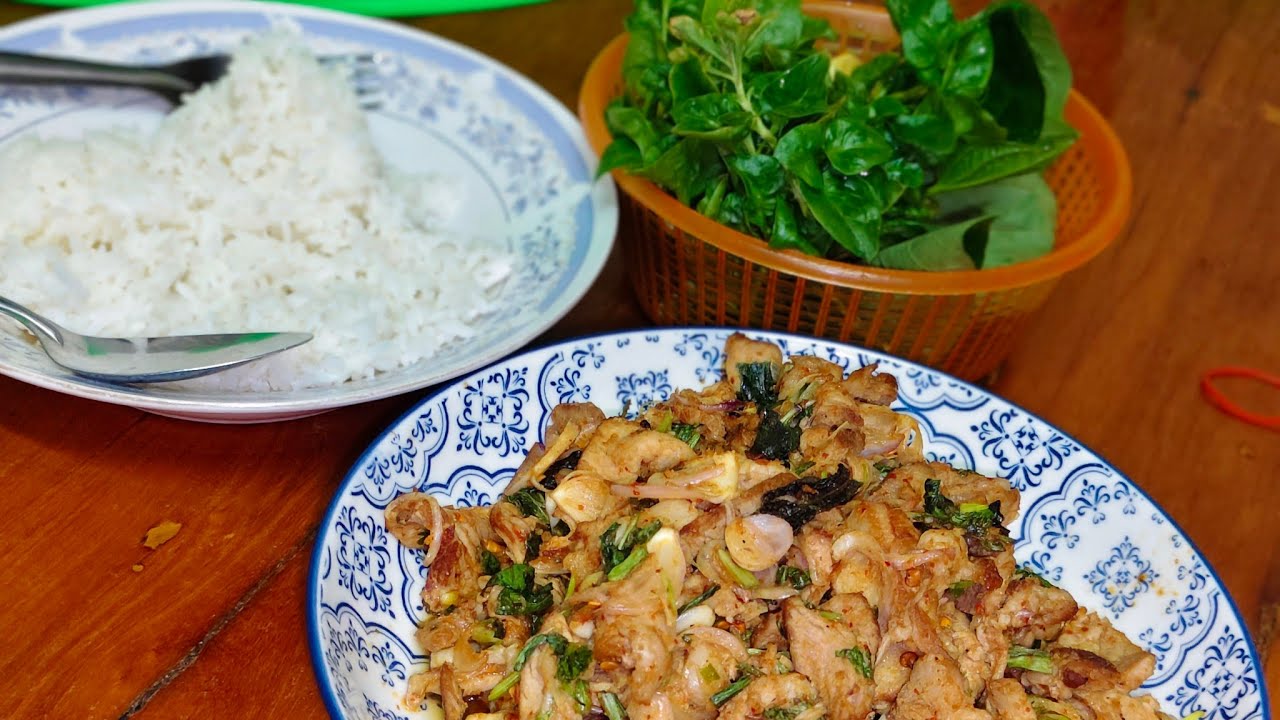 14 กุมภาพันธ์ ค.ศ. 2026 กินข้าวคั่วน้ำตกหมูดาดกระทะกับครัวแม่ยงค์บ้านหมี่ ผักสดๆสวนหน้าบ้าน เหมาะเลย