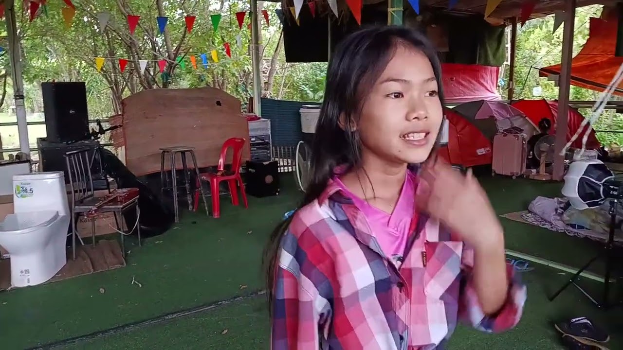 ธิดาลาวได้เสื้อใหม่ร้องเพลงเพื่อประกวดนางนพมาศ#ธิดาลาว#บ่าวภู ศรีวิไล
