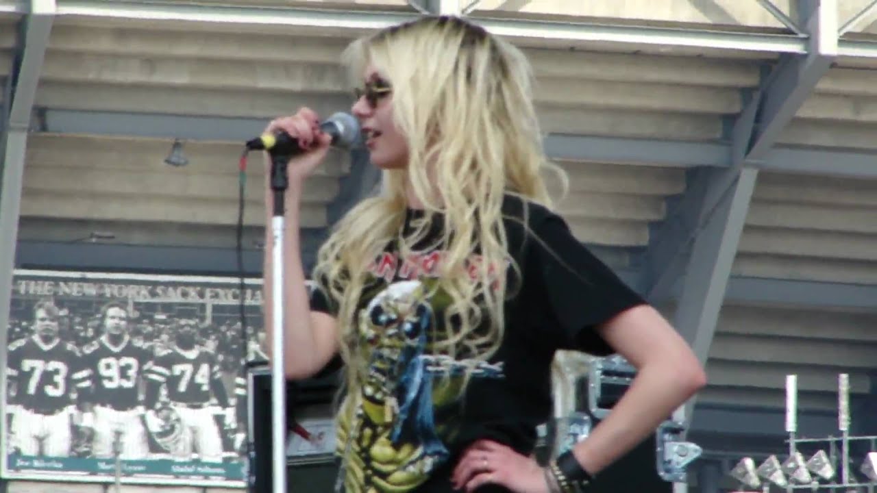 Taylor Momsen about to throw up on stage ! ! 