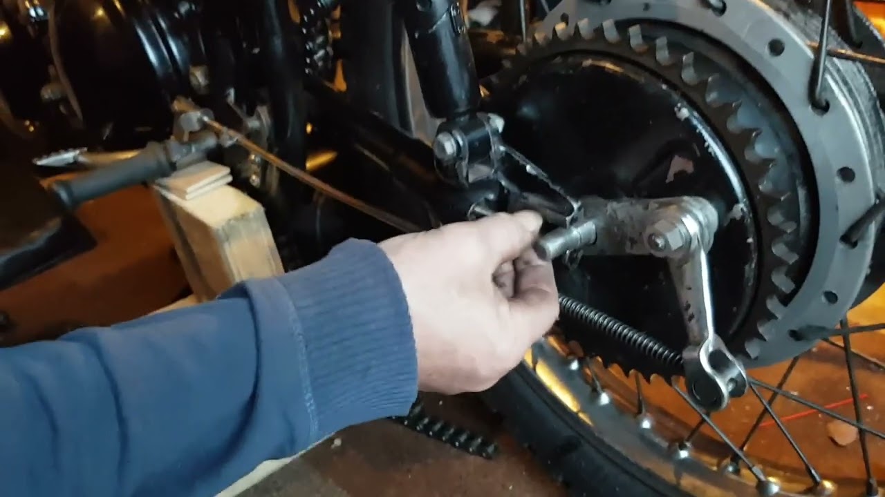 Fitting a Norton Commando fastback 1972 back wheel on to a N61 featherbed frame