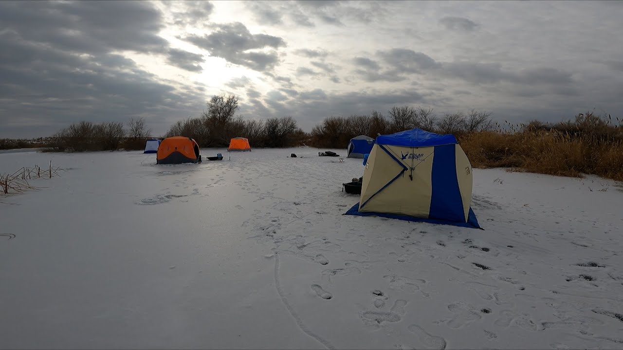 ЗИМНЯЯ РЫБАЛКА НА ОЗЕРЕ! БЕШЕНЫЙ КЛЁВ КАРАСЯ, ВОБЛЫ И САЗАНА. С НОЧЁВКОЙ!