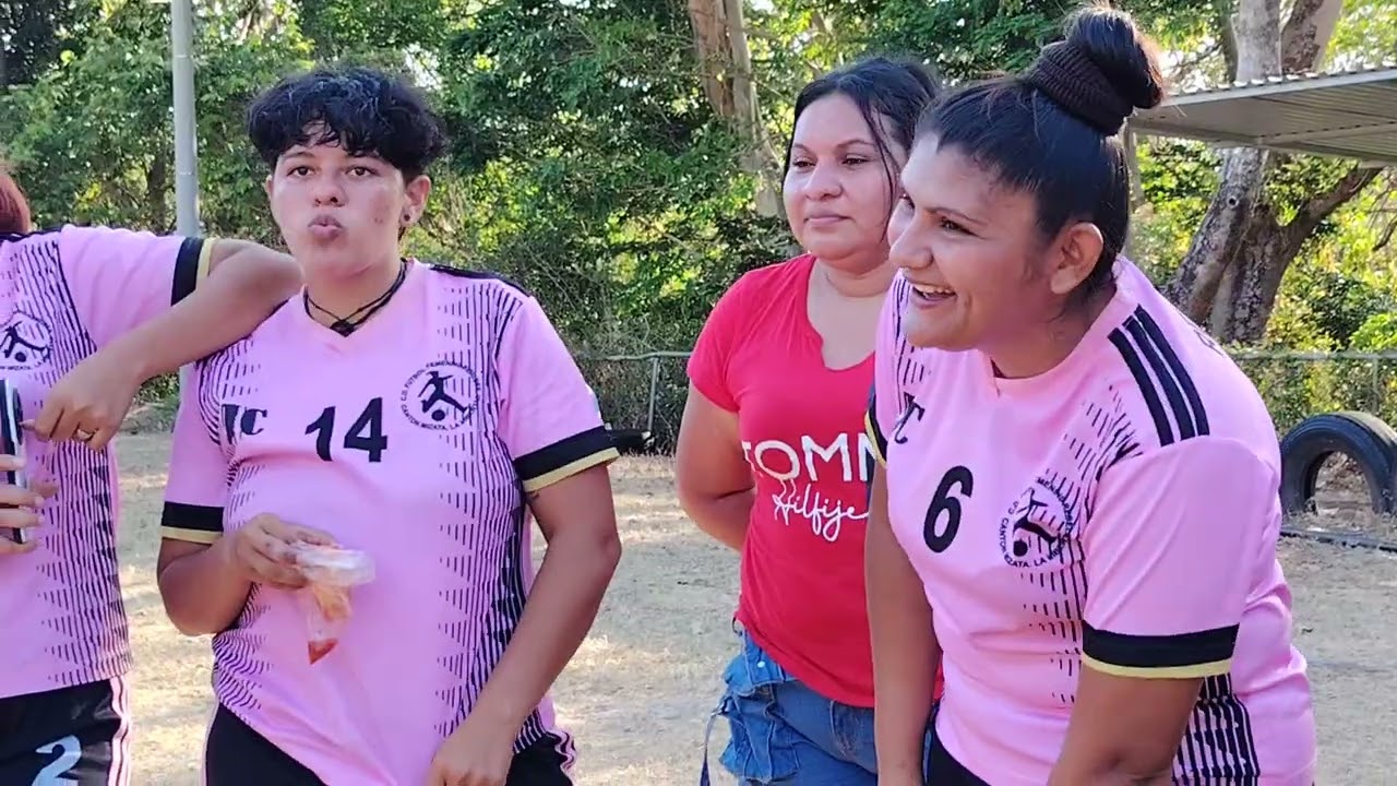 Contando plata y no chismes 😆 Broma.. Ajustando para un uniforme👈