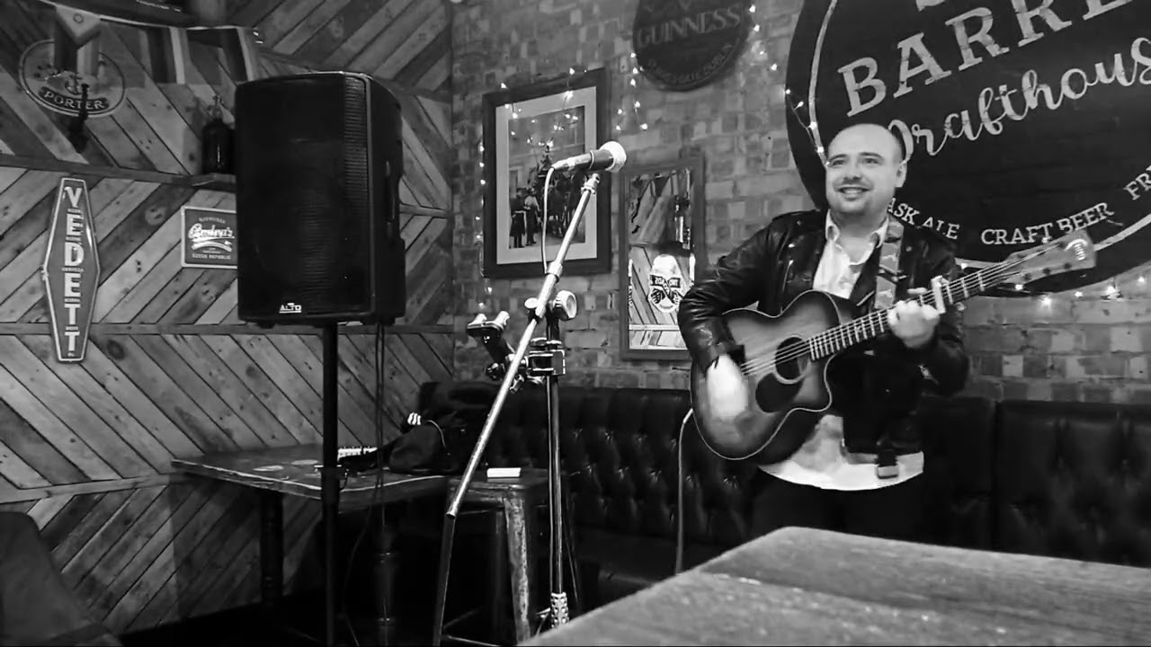 AWESOME set from Bertie at Jaque Seviour's Open Mic Night at Six Barrels, Hockley 😃❤️✊