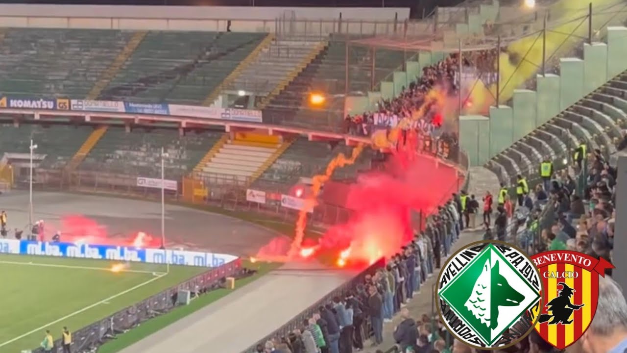 L'entrata dei Ultras Benevento in derby contro Avellino lanciando petardi e fumogeni [15/04/2024]