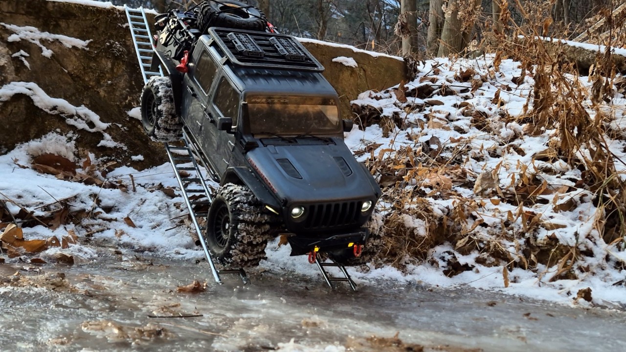 Внедорожный гусеничный вездеход Axial SCX10 III Jeep Gladiator Overland Scale Crawler Offroad