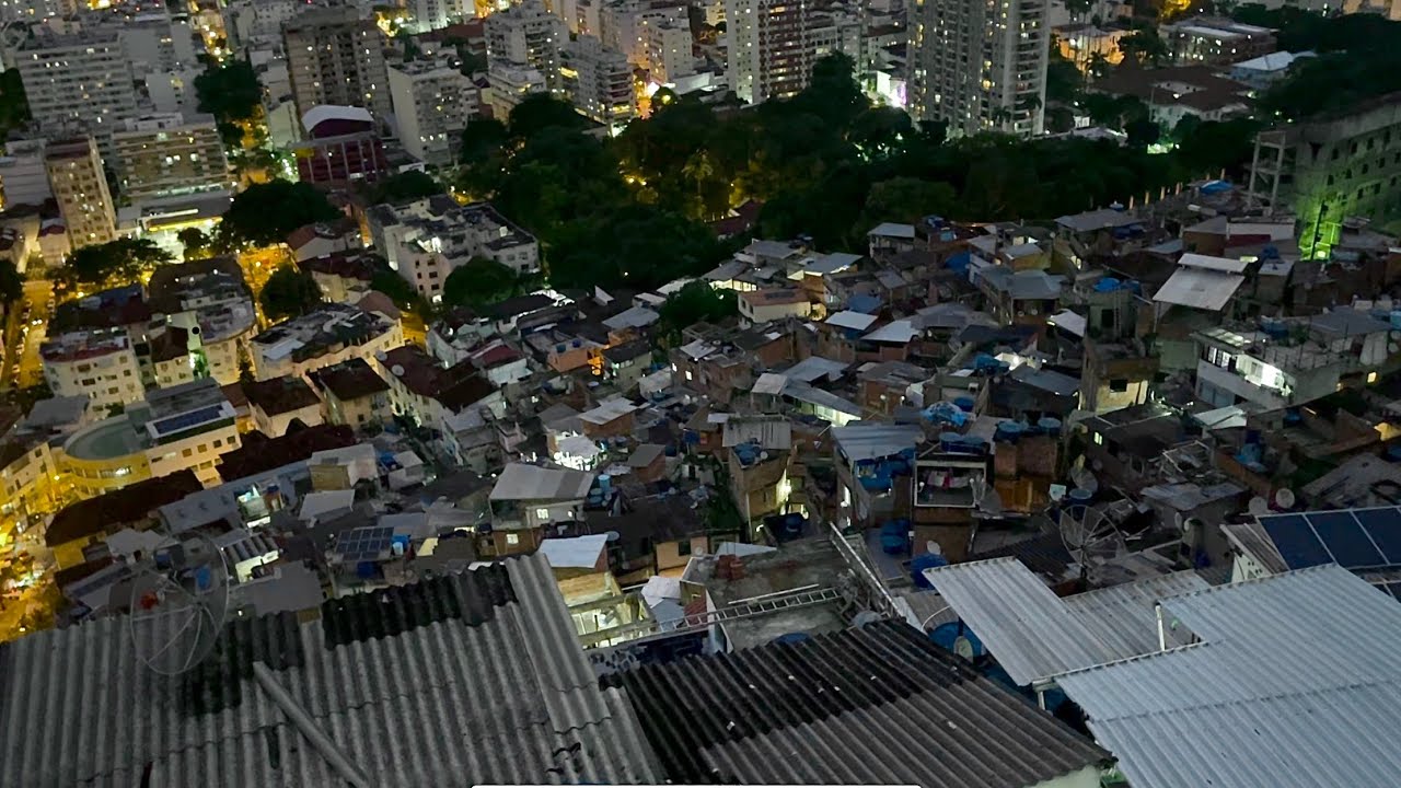 Santa Marta Favela at Night! | Rio de Janeiro, Brazil 🇧🇷