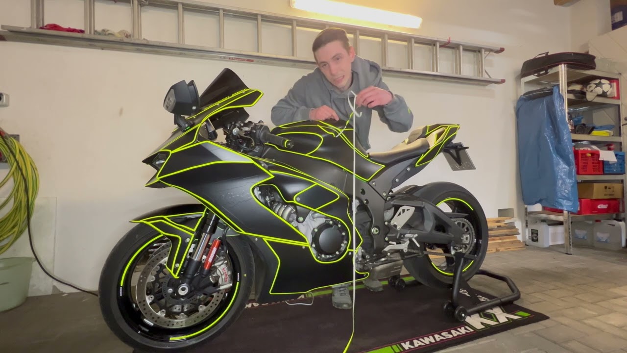 Zierstreifen Folie Verklebung am Motorrad und Entfernung vom Lack Folienstreifen Stickerklinik
