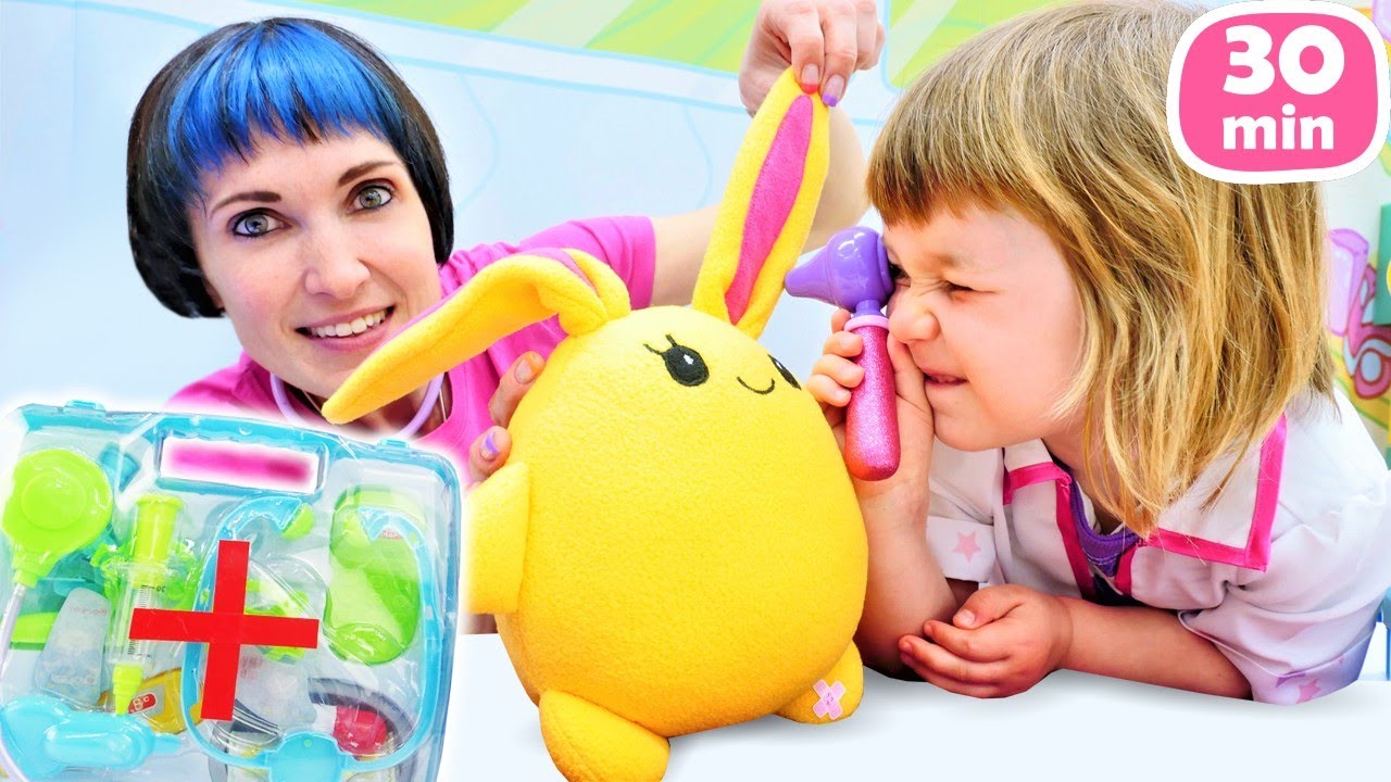 Jeux de docteur avec Bianca et son lapin en jouet Lucky. Vidéos pour enfants