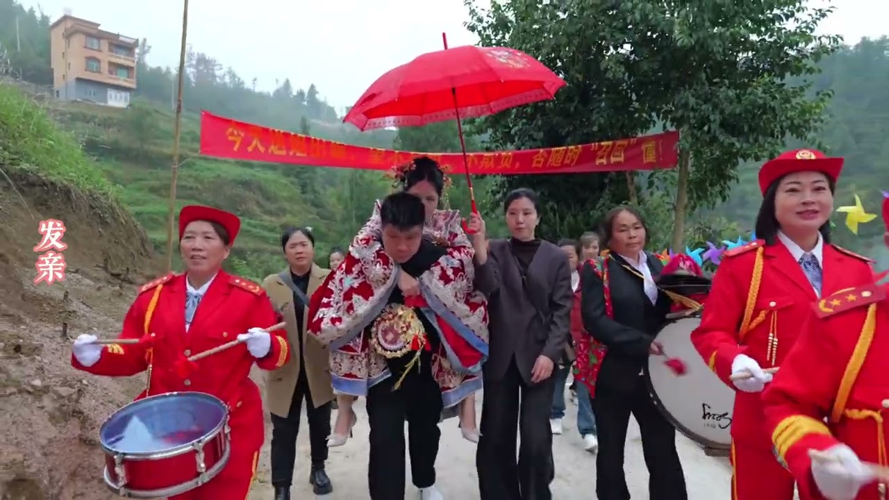 她躲在门后哭的时候，大概想起了我蹒跚学步的样子吧。 #结婚 #喜结良缘 #母爱