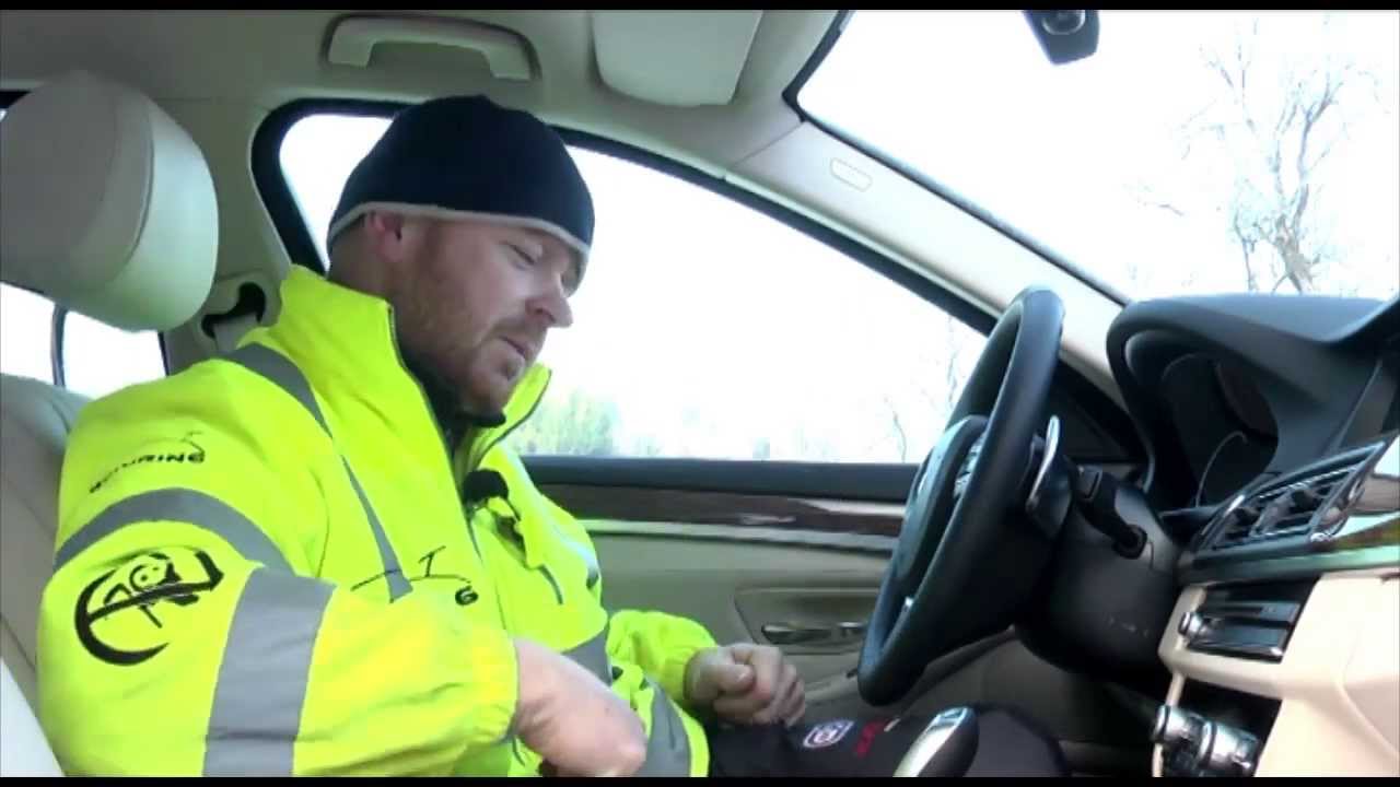 Vo vzťahu s volantom v ruke s mobilom??