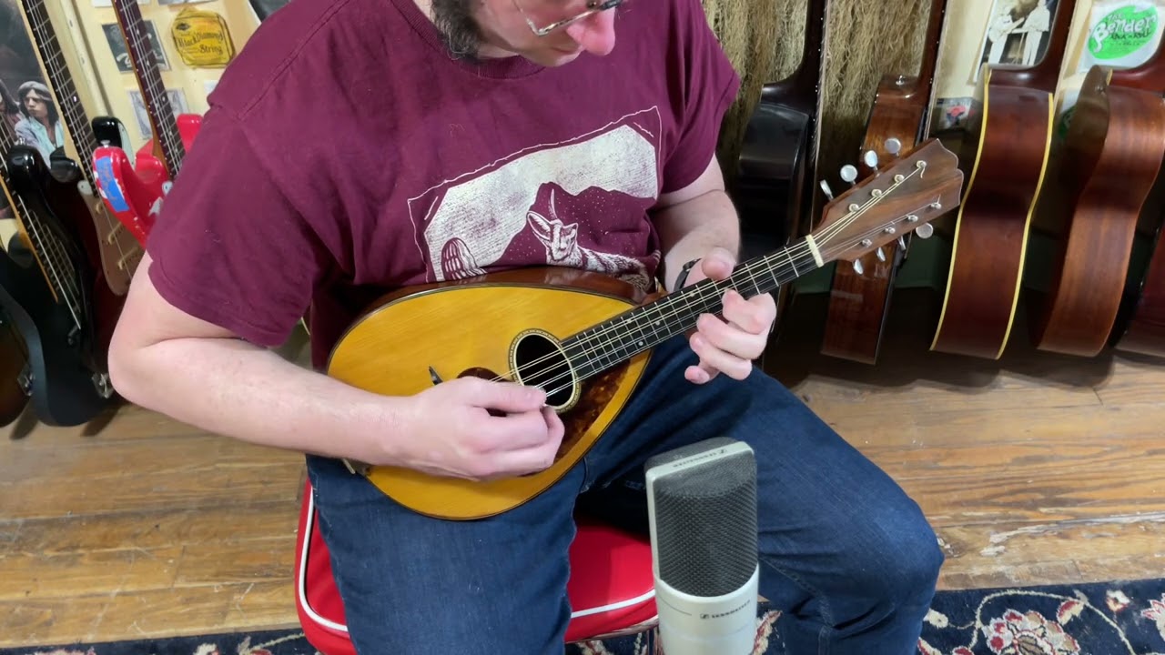 1922 Weymann Style 25 &ldquo;Mandolute&rdquo; mandolin