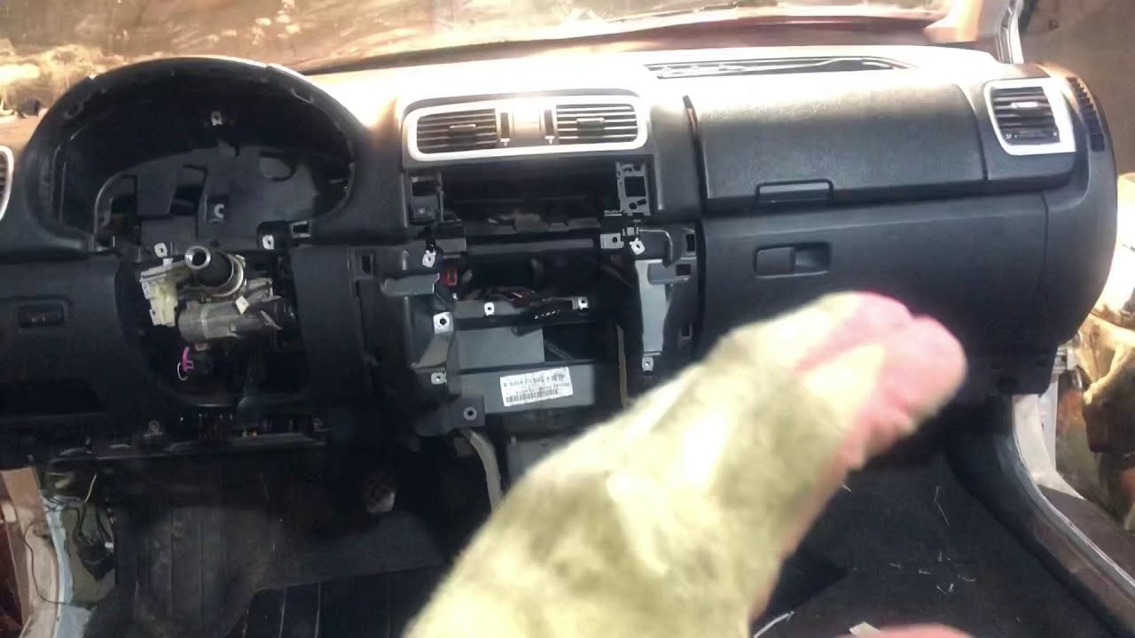 Как снять торпедо и поменять моторчик печки на автомобиле Skoda Fabia,это жесть !!!