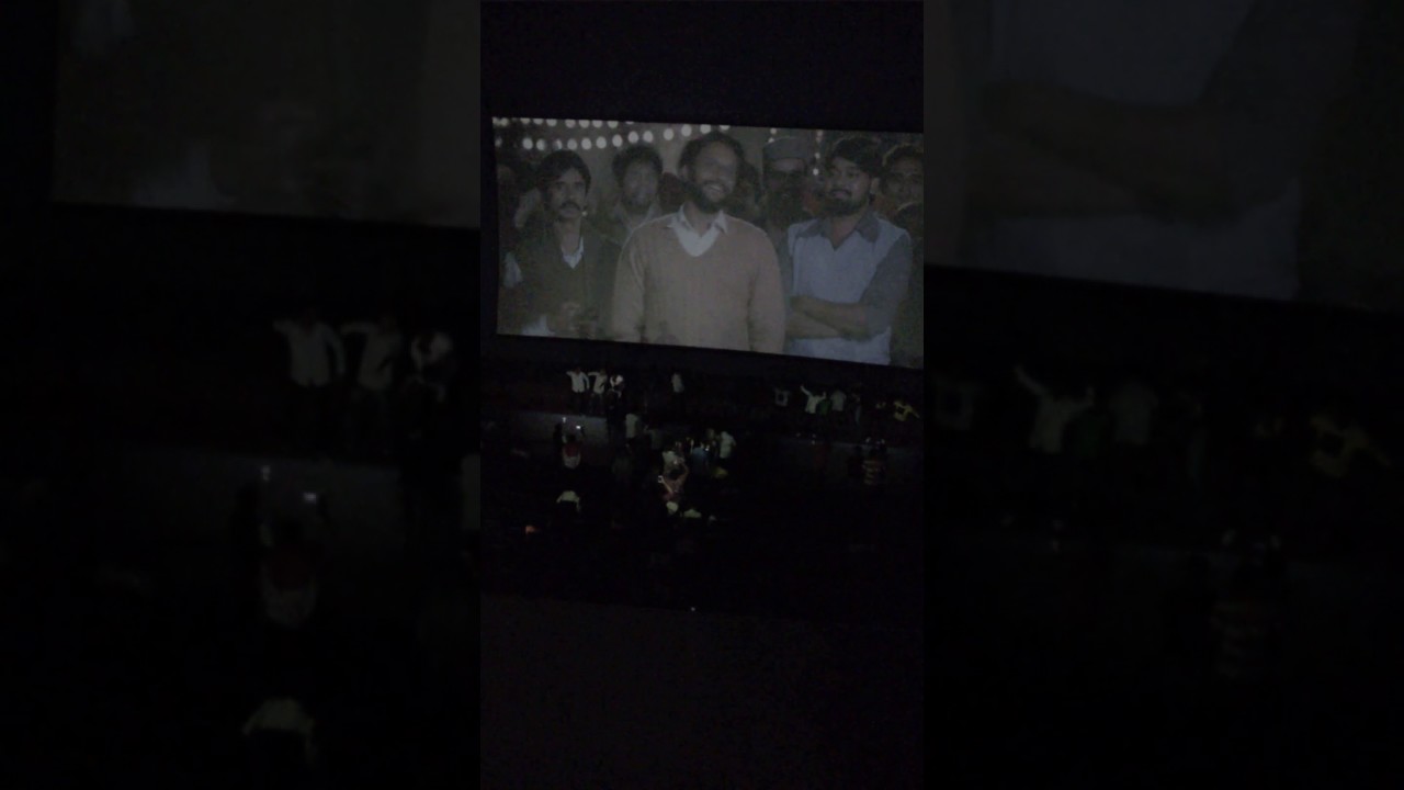 TUBELIGHT First Day First Show At Chandan Cinema | Juhu | Mumbai | Viewers Dance To Radio