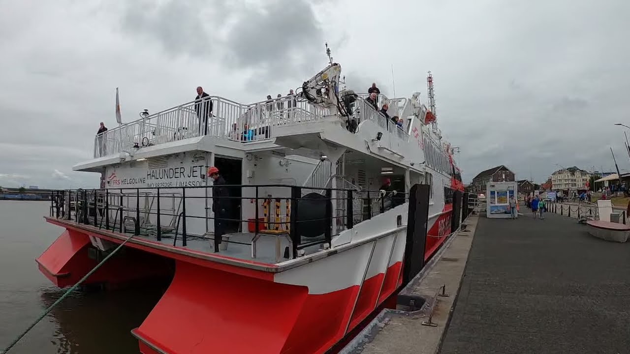 Katamaran Halunder Jet legt in Cuxhaven ab und fährt nach Helgoland
