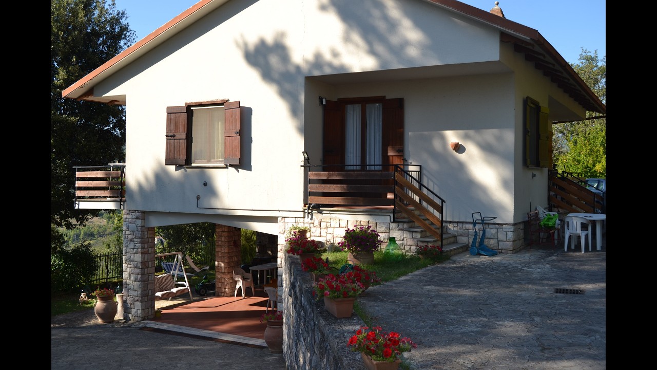 Villa singola, colepaese tra le campagne umbre