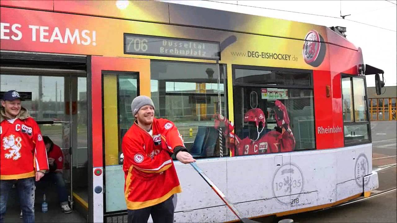 Die DEG-Bahn der Rheinbahn f&auml;hrt durch D&uuml;sseldorf