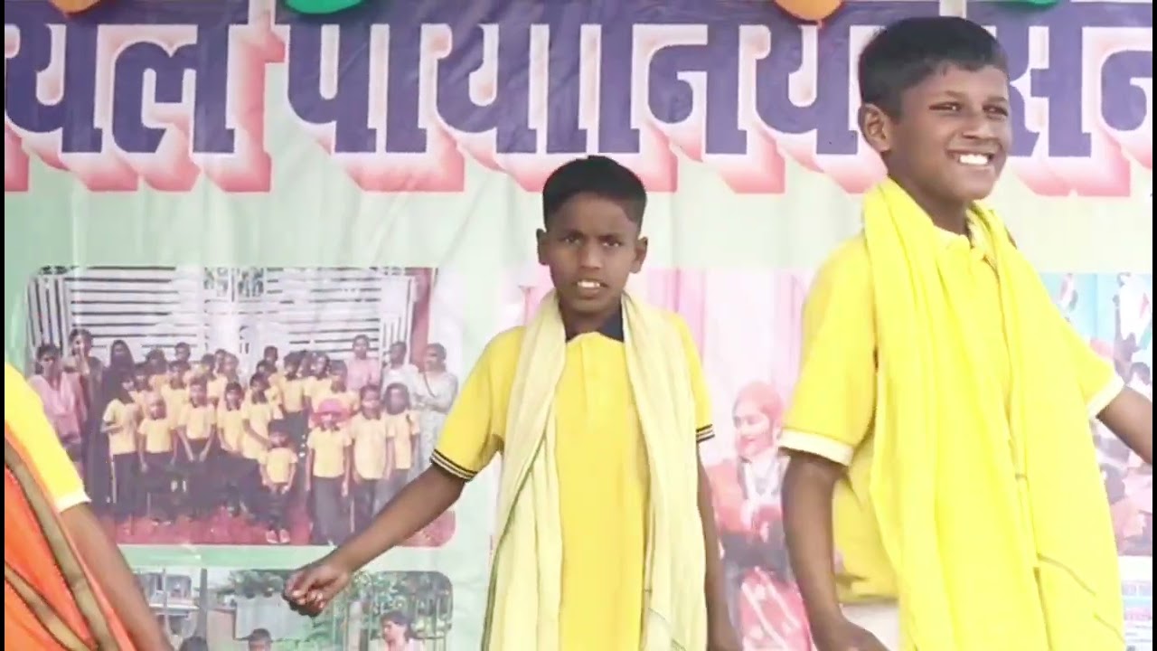 खाइके पान बनारस वाला खुल खुल जाए बंद अकल का ताल। सांग पर डांस करते अंशुमान आयाश पीयूष कुमार