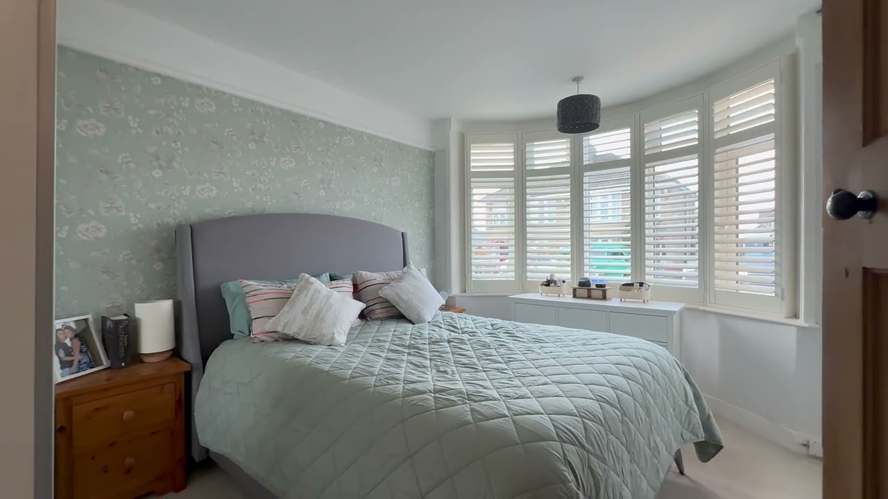 EXCEPTIONALLY WELL PRESENTED SEMI-DETACHED BUNGALOW IN A QUIET CUL-DE-SAC LOCATION IN SALISBURY!