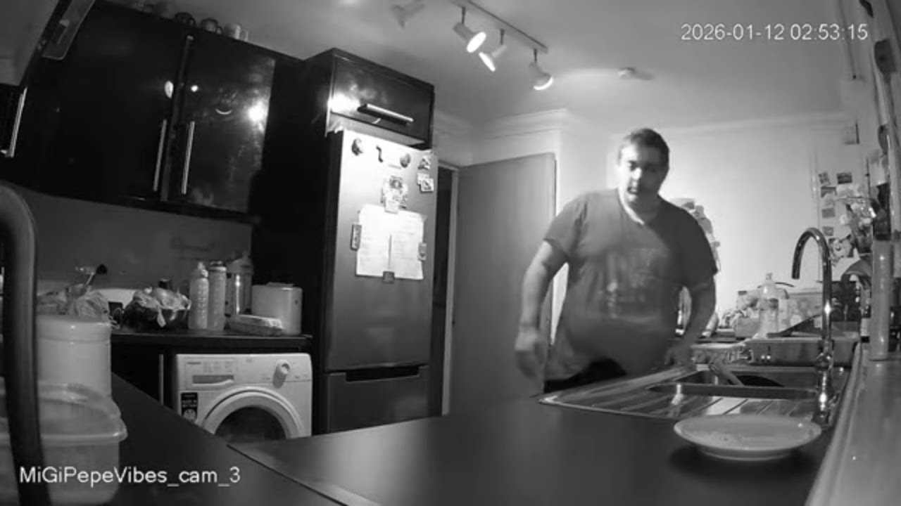 🔴 24/7 LIVE: Italian Couple in London - Real Life [KITCHEN 🍳] - MiGIPepeVibes - Cam 3