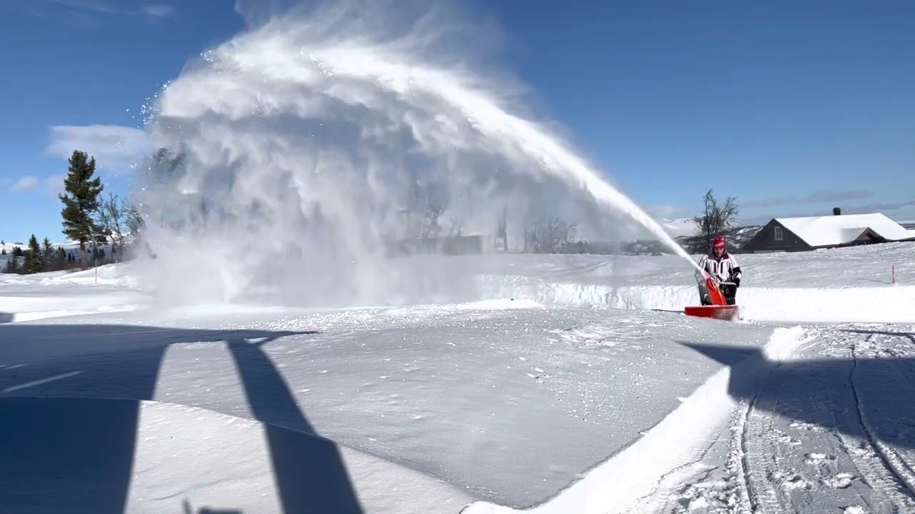 Scenic snowthrowing Ariens Rapidtrak PRO in Hallingdal Norway
