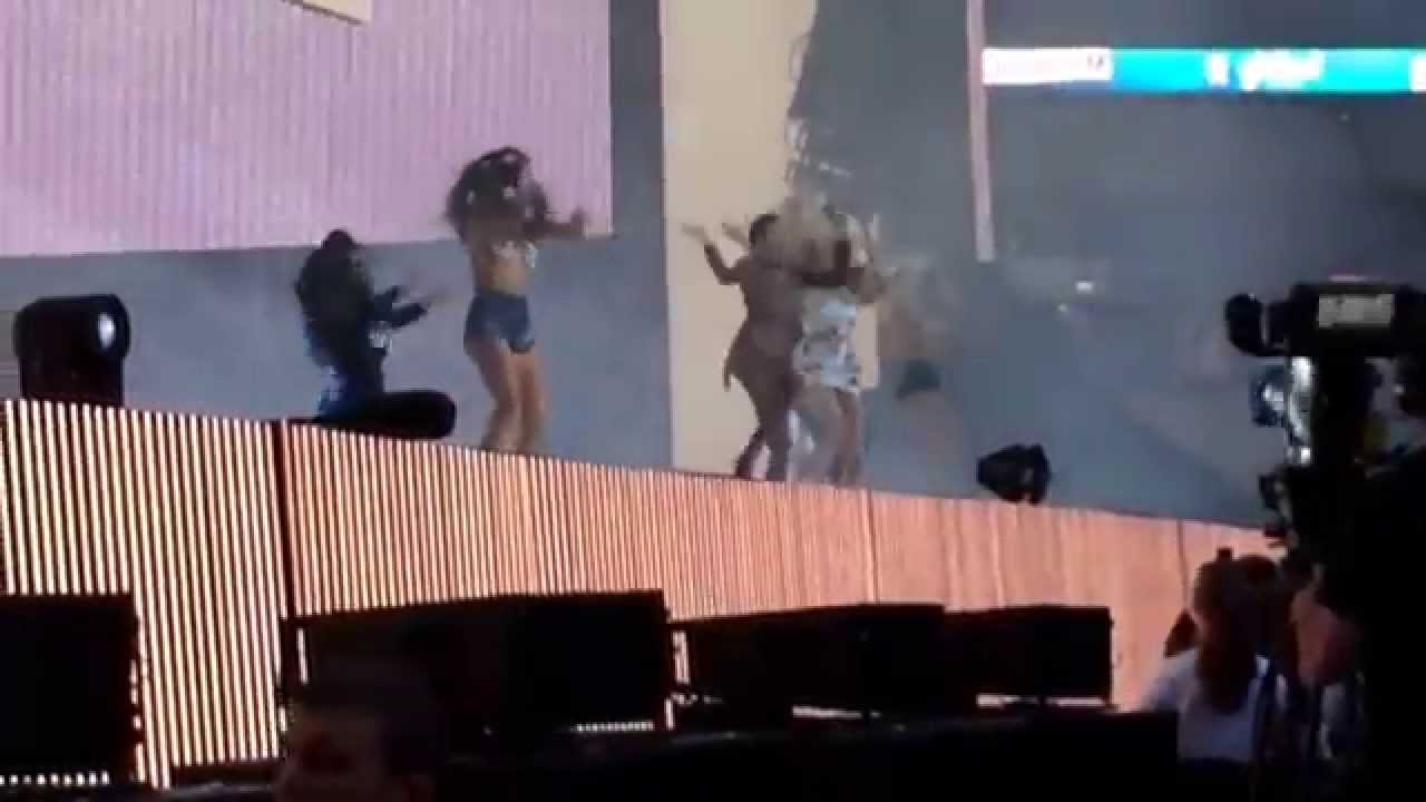 Miley cyrus opening Bangerz capital fm summertime ball performing bangerz with Noah cyrus her sister