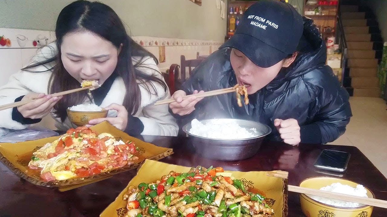 秋妹和姐姐去趕集，兩個農村小菜，吃一大碗飯，真過癮【顏美食】